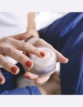 Crema facial recomendada para prevenir signos de la edad de noche Uriage Anti-Age para todo tipo piel