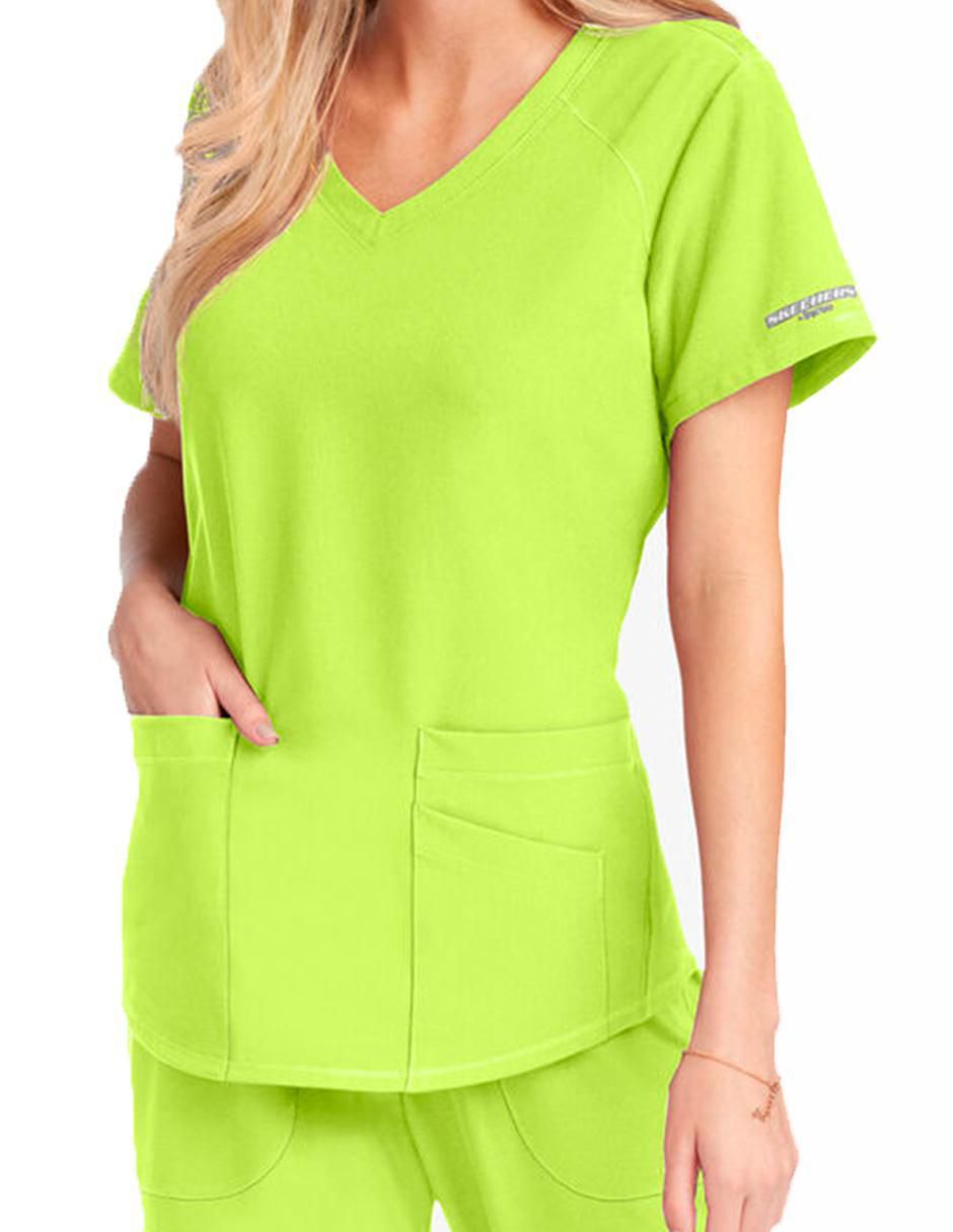 Uniforme Skechers estilo regular para mujer