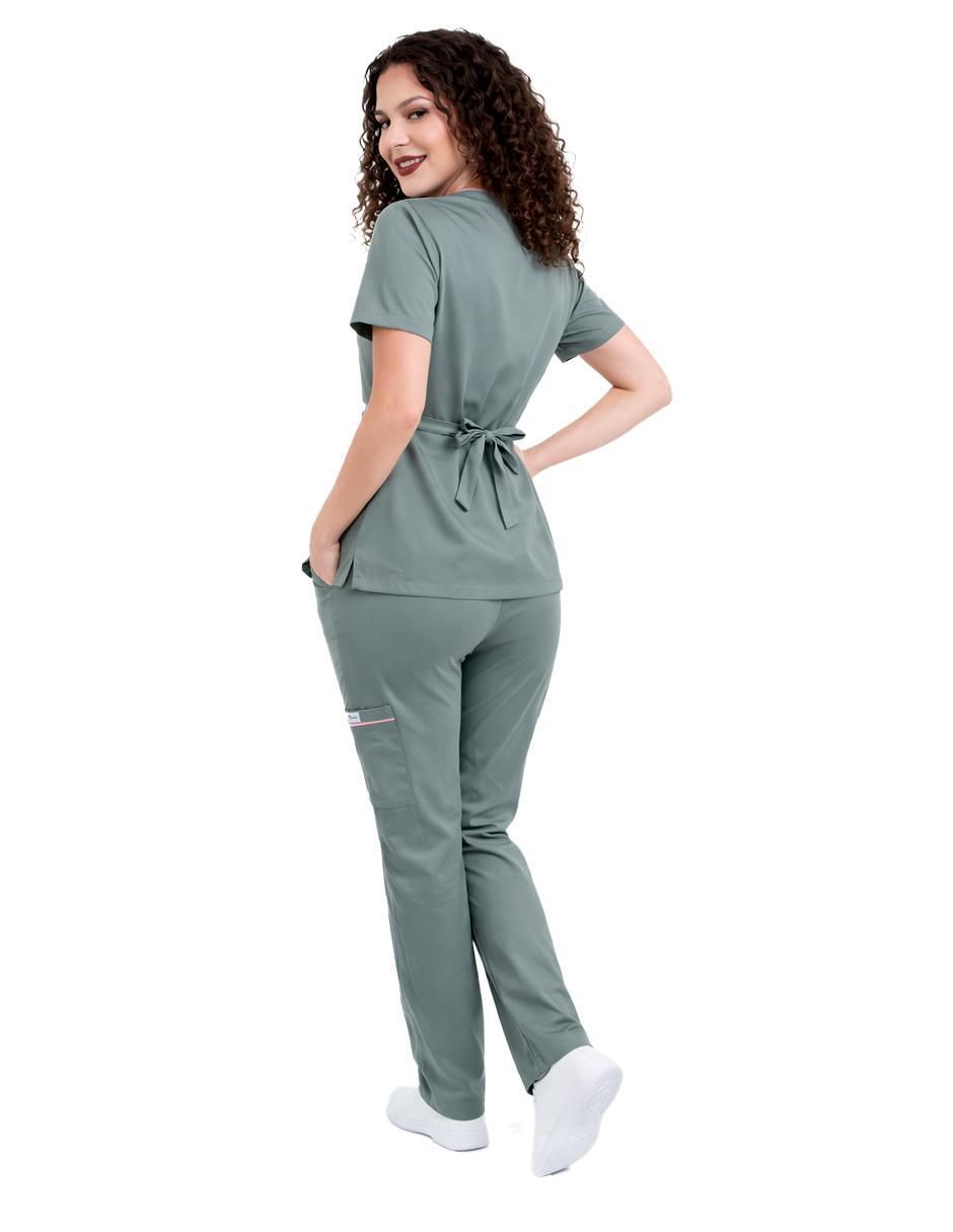 Pijama quirúrgica estilo relajado para mujer 3